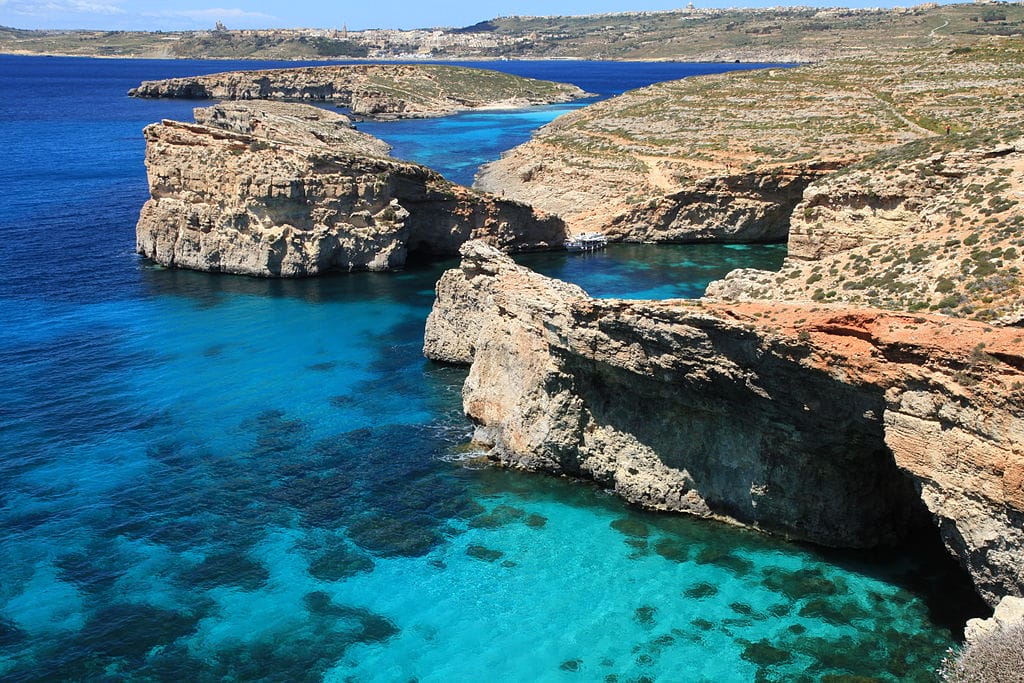 Malta_-_Ghajnsielem_-_Comino_+_Large_Blue_Lagoon_Rock_+_Small_Blue_Lagoon_Rock_+_Cominotto_+_Blue_Lagoon_02_ies